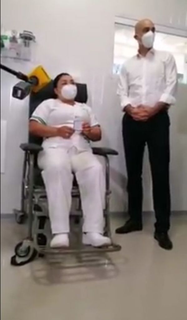 Una enfermera fue la primera en vacunarse contra el COVID-19 en Paraguay