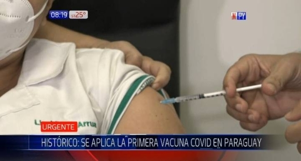 Diario HOY | Enfermera del Hospital Nacional fue la primera en recibir la dosis de la Sputnik V