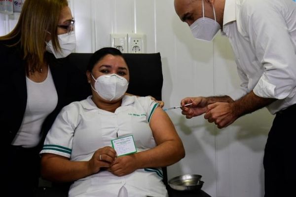 Ministerio de Salud vacuna a primeros trabajadores de blanco contra el Covid-19