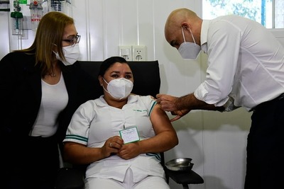 Primera inmunizada contra el COVID-19 en Paraguay: “ahora me siento mucho más segura”