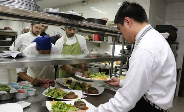 Diario HOY | Gastronómicos piden ampliar horario hasta las 2:00 y lamentan nuevo decreto