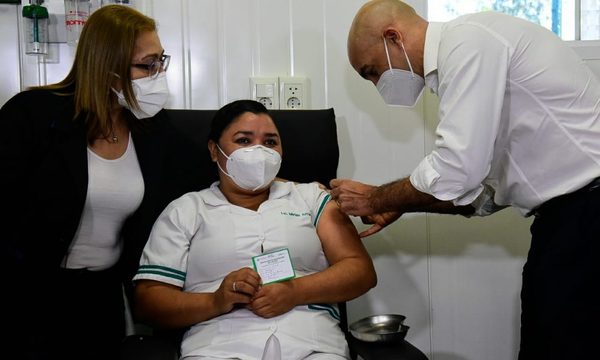 Enfermera del Hospital de Itauguá, la primera inmunizada contra el Covid-19