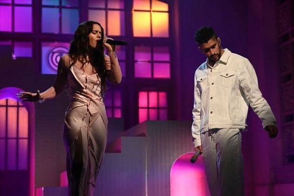 Diario HOY | Bad Bunny y Rosalía revolucionan "Saturday Night Live" cantando en español