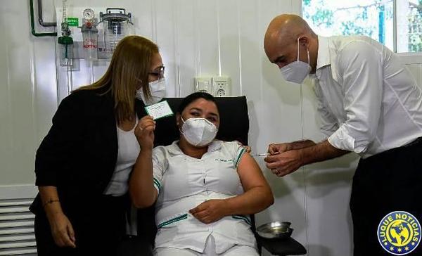 Salud vacuna a trabajadores de blanco contra el Covid-19 •