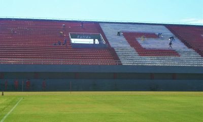 Pintan gradas del estadio de 3 de Febrero