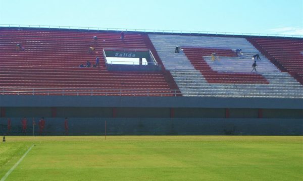 Pintan gradas del estadio de 3 de Febrero