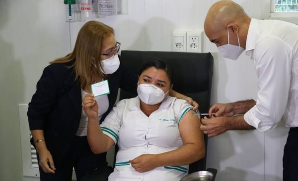 Diario HOY | Jóvenes realizan lista paralela de los vacunados contra el Covid