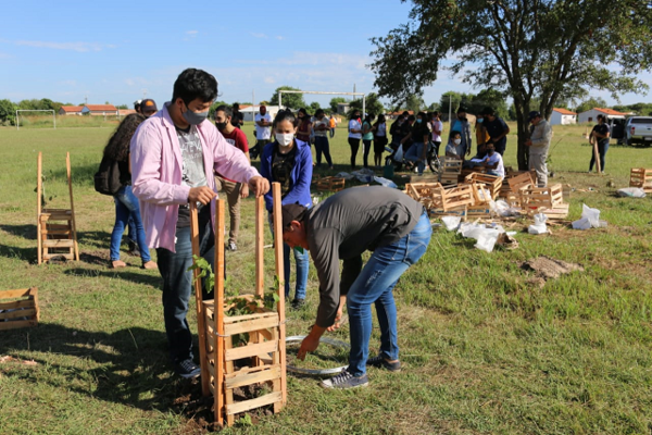 Becarios arborizan espacios públicos de Misiones, Caazapá y Ñeembucú | .::Agencia IP::.