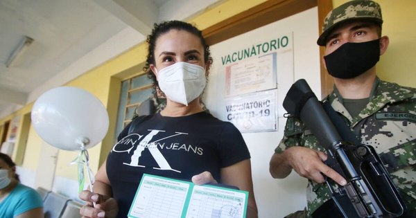 La Nación / Enfermeros celebran recibir vacunas contra el COVID-19 en hospital de Trinidad