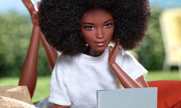 La Barbie negra lleva la nueva colección del diseñador Richard Quinn