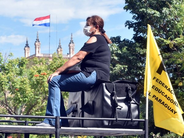 Docentes hacen caravana contra retorno de clases presenciales
