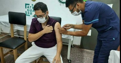 La Nación / Vacunan contra el COVID-19 al primer médico terapista de Itapúa