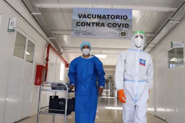 Inmunizarán a trabajadores de blanco en varios a vacunatorios del país | .::Agencia IP::.