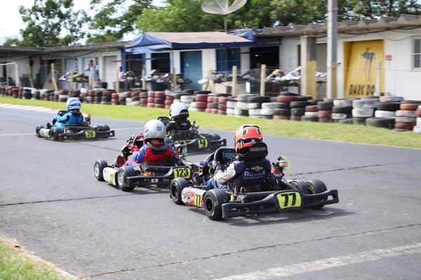 Bandera a cuadros para la primera del Karting