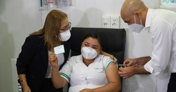 La Nación / Enfermera Mirian Arrúa ya trabaja tras recibir vacuna: “Ahora me siento segura”