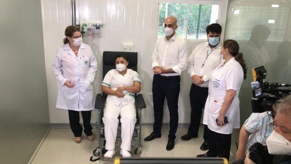 Vacunación contra COVID-19 inició hoy en 4 hospitales: 'Paraguay ya está entre los 75 países que comenzaron la campaña'