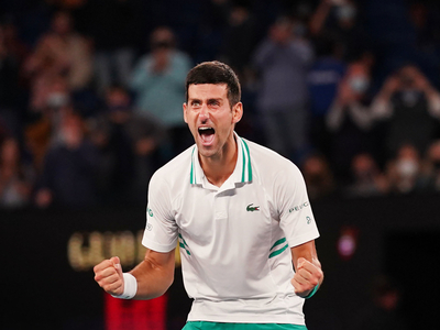 Djokovic se acerca a Federer y Nadal