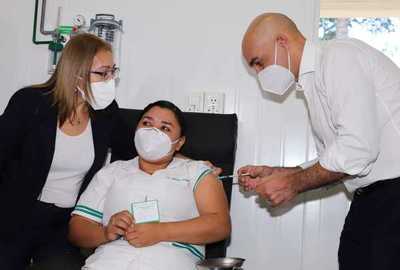 Se inició la vacunación contra la covid-19 al personal de salud