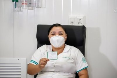 “Estoy muy contenta porque ya estoy inmunizada”, dice la primera licenciada vacunada contra el COVID | Ñanduti