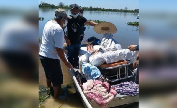 Fue trasladada en lancha en busca de un hospital donde ser asistida