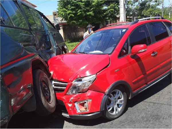 Choque de vehículos deja a una bebé y dos adultos heridos en Capiatá