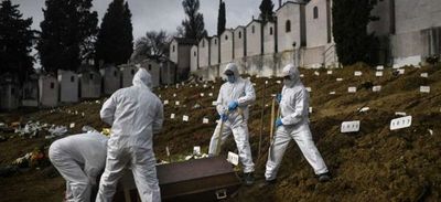 EEUU al borde del medio millón de muertos por covid-19 e Inglaterra atenúa el confinamiento