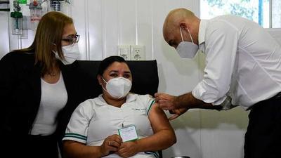 Miriam Arrúa, una enfermera de 40 años, fue la primera persona en ser vacunada con la Sputnik V en Paraguay – Prensa 5