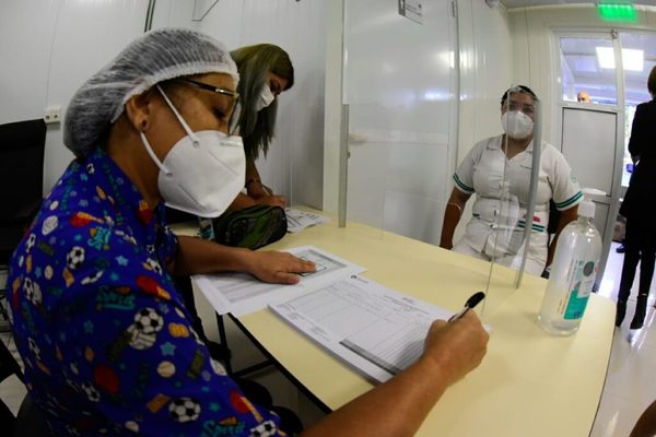 Prevén terminar esta semana la primera etapa de vacunación a los trabajadores de la primera línea en el Hospital Nacional de Itauguá | Ñanduti