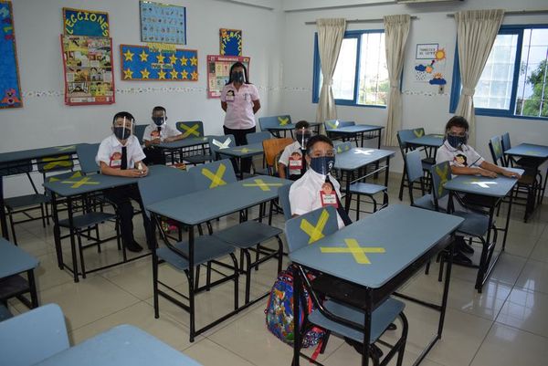 Cientos de alumnos asistieron al primer día de clases presenciales en escuela subvencionada de Luque - Nacionales - ABC Color
