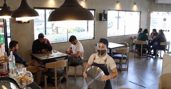 La Nación / Gastronómicos podrían incumplir decreto presidencial abriendo hasta las 02:00