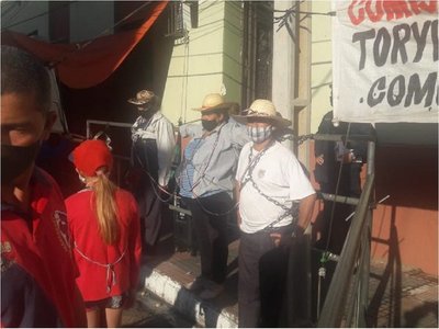 Campesinos, encadenados frente al Indert a la espera de audiencia