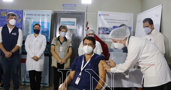 La Nación / Médico, primer inmunizado
