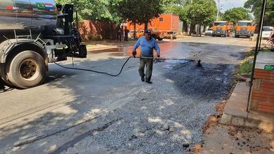 Comuna de San Lorenzo repara calles que quedaron destrozadas tras temporal - Nacionales - ABC Color