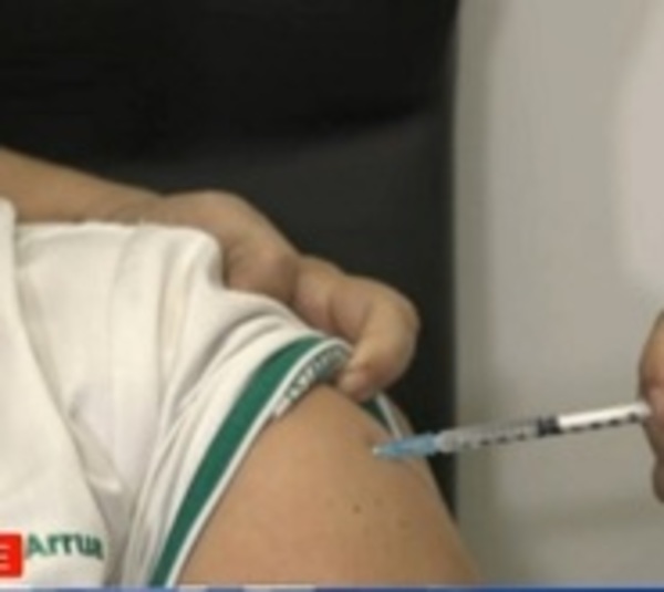 ¡Histórico! Se aplicó la primera vacuna contra la Covid-19 en Paraguay - Paraguay.com
