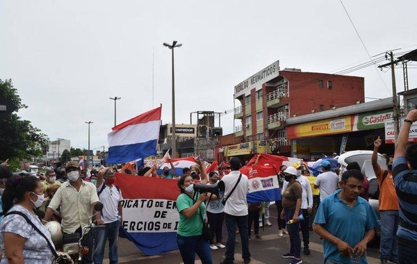 Diario HOY | Paseros cierran Aduana en reclamo de subsidio y camioneros están varados hace días