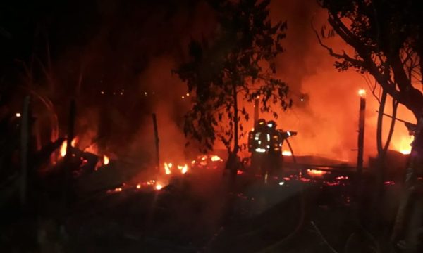 Ebrio incendia su vivienda y se expande al de la vecina