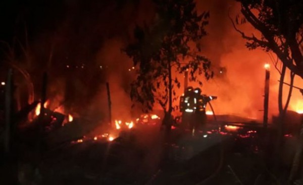 Borracho prendió fuego a su casa y también alcanzó al vecino