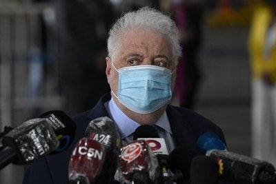 Vacunatorio VIP: la Justicia imputó a Ginés González García y allanó el Ministerio de Salud