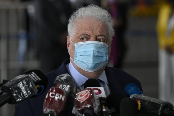 Vacunatorio VIP: la Justicia imputó a Ginés González García y allanó el Ministerio de Salud