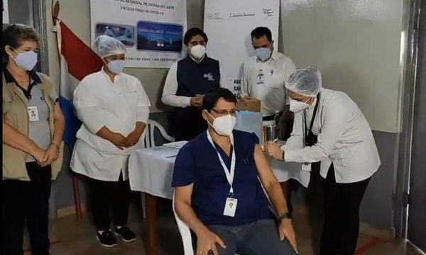 Jefe de UTI del Hospital Integrado es el primer inmunizado en Alto Paraná – Diario TNPRESS