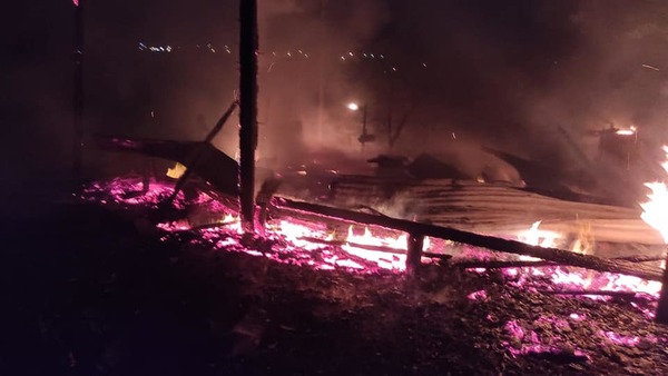 Incendio destruyó dos viviendas en CDE