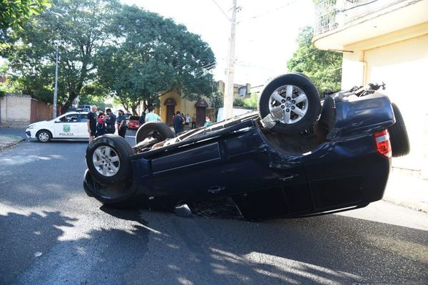 Camioneta queda con las ruedas arriba tras colisionar con un furgón - Nacionales - ABC Color