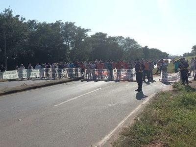 Productores frutihortícolas cierran ruta PY02 en Coronel Oviedo