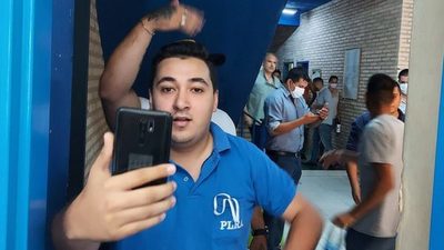 Incidentes en PLRA: Efrainistas impiden ingreso a sede partidaria a apoderada llanista | Noticias Paraguay