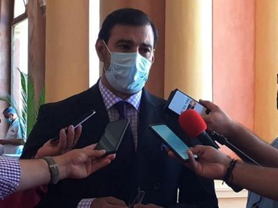 Senador busca justificar al Gobierno por falta de vacunas