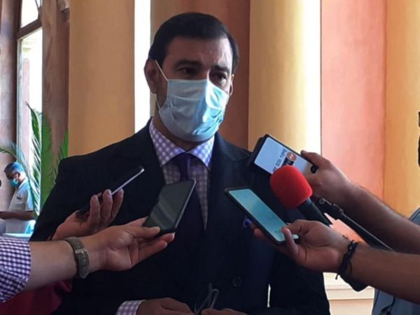 Senador busca justificar al Gobierno por falta de vacunas
