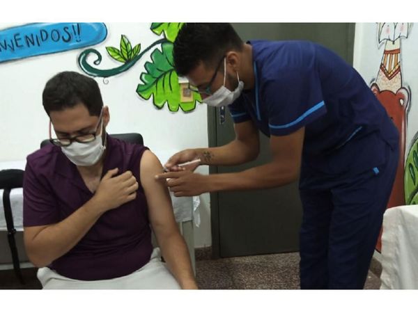 Jefe de terapia intensiva es el primer inmunizado en Encarnación