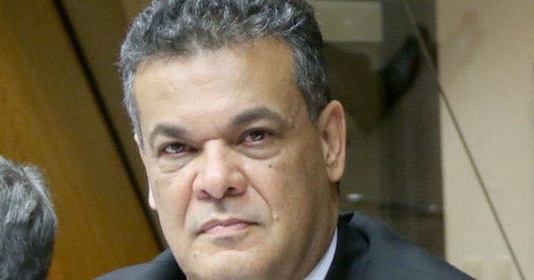 La Nación / Elevan plegarias por estado crítico de Acevedo
