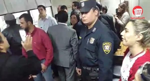 Discusión y griterío entre concejales y ciudadanos en juzgado de San Lorenzo » San Lorenzo PY