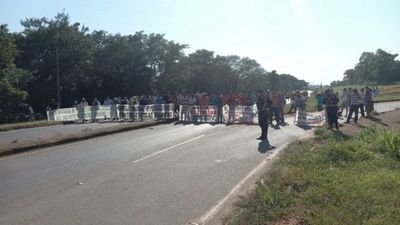 Productores frutihortícolas cierran ruta PY02 en Coronel Oviedo